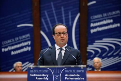 Hollande fa un passo indietro: "Non mi candiderò nel 2017"