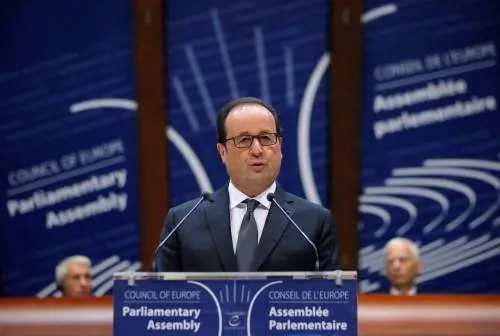 Hollande attacca i calciatori: "Sono educati male, allenino il cervello"