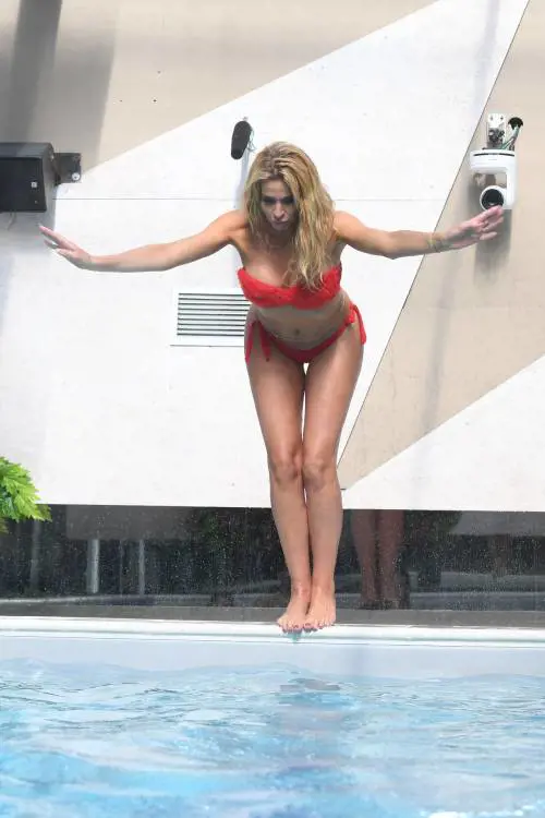 Gf Vip, il bagno in piscina diventa hot