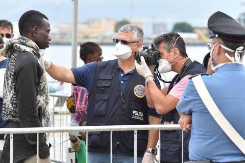 Profugo sequestra due operatori: arrestato al centro migranti