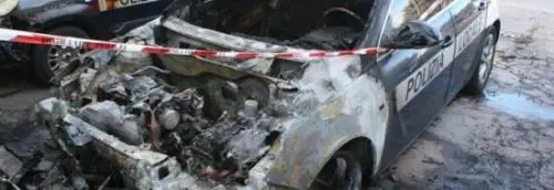 I vigili gli fanno la multa. Lui dà fuoco alla volante