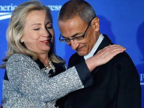 Hackerato l'account email di Podesta: "Votate Trump"