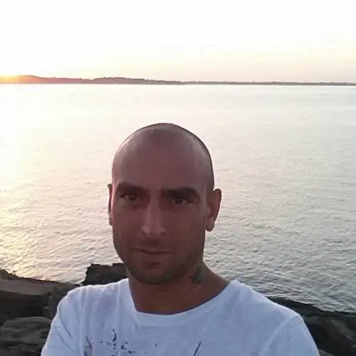 La sua edicola chiude per i danni del sisma. E lui si toglie la vita