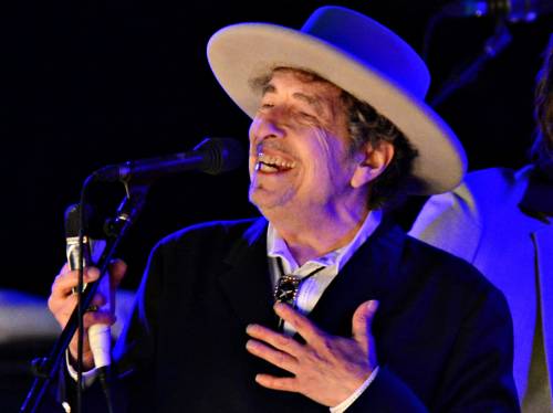 Gli scattano una foto, Bob Dylan si infuria: "Posso cantare?"