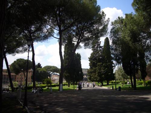 "Colle Oppio bonificato ieri ma oggi ci sono già i panni stesi"