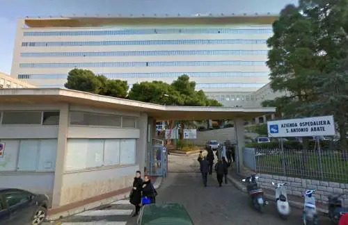 Donna in attesa di partorire si accascia al suolo e muore: salvato il neonato