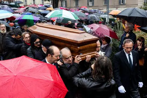 La Chiesa non voleva funerali atei, ma Sala fa occupare il sagrato