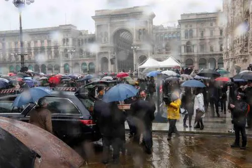 Duomo occupato dai comunisti. La Rai s'inginocchia