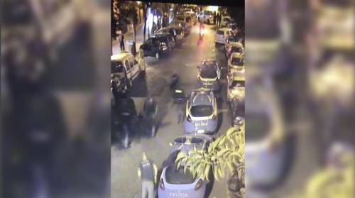 Non si fermano a posto di blocco: travolto un agente a Napoli