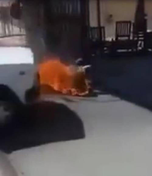 Egitto, video choc: tassista si dà fuoco per protesta contro il governo