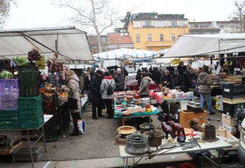 Caos, abusivi e conti in rosso È il flop dei mercati rionali