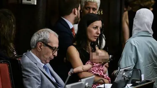 Lega contro la consigliera di sinistra: "Non porti la figlia in Aula"