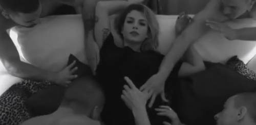 Il nuovo video di Emma è troppo sexy: eccola circondata da uomini semi-nudi