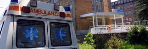 Pesaro, entra al pronto soccorso con una spada: tre feriti