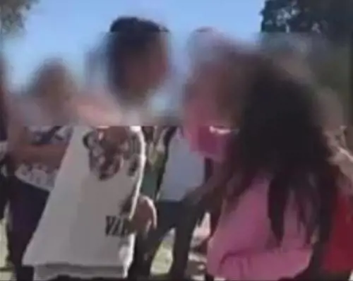 Bullismo, ragazzina picchia la compagna: il video finisce in rete