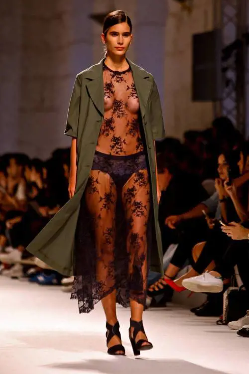 Trasparenze sexy in passerella a Porto