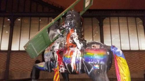 Abbattuta a Barcellona statua senza testa di Francisco Franco