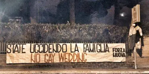 Blitz di Forza Nuova: manichini impiccati contro le "nozze gay"