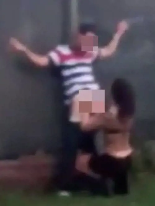 Sesso in pieno giorno al parco, interviene la polizia. La ragazza: "Fateci finire"