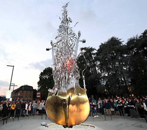 Quel violino gigante che incanta Cremona