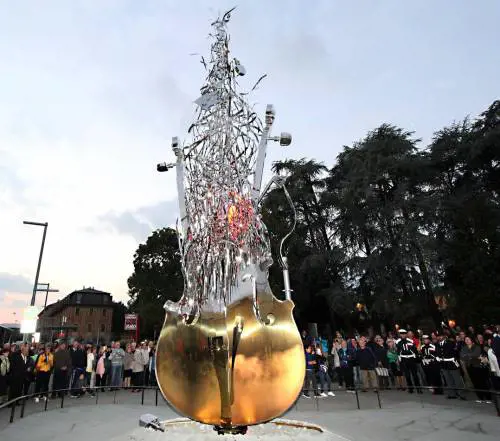 Quel violino gigante che incanta Cremona