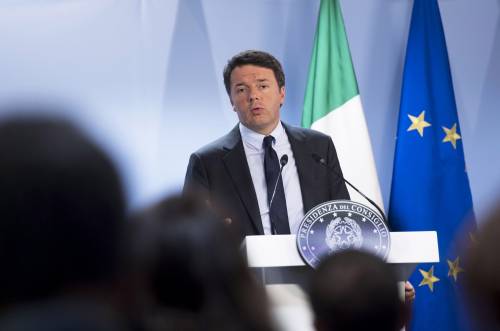 Renzi dà più soldi per i migranti. E agli italiani lascia le multe