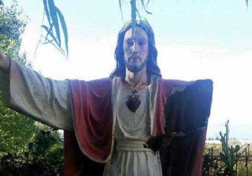 Vandalizzata la statua del Cristo: caccia ai balordi