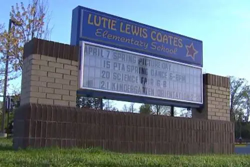 Insegnante affitta stanza di un motel per fare sesso con studente. Colta in flagrante