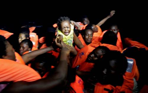 Migranti, mentre l'Ue discute in Italia ne sbarcano altri 3.300
