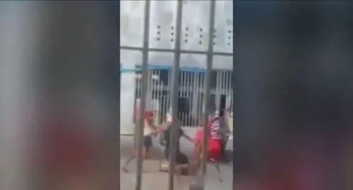 Decapitano compagno di cella e giocano a calcio con la testa