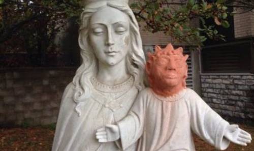 La statua di Gesù vandalizzata ha ora una nuova testa temporanea 