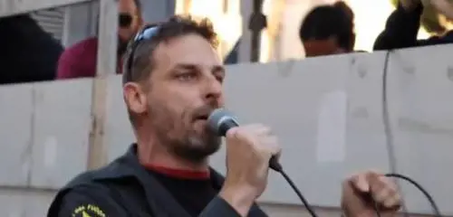 Vigile del fuoco contesta Renzi: "Vaff... Dacci fatti, non parole"