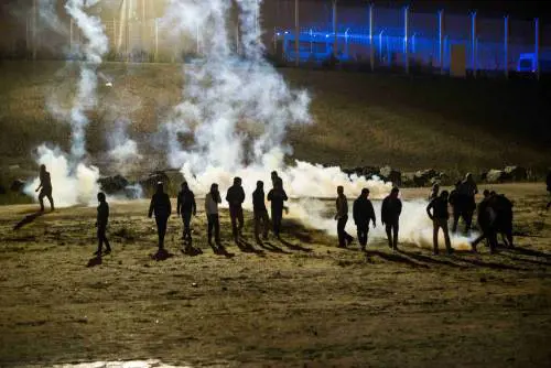 A Calais scoppia la rivolta nella "giungla"