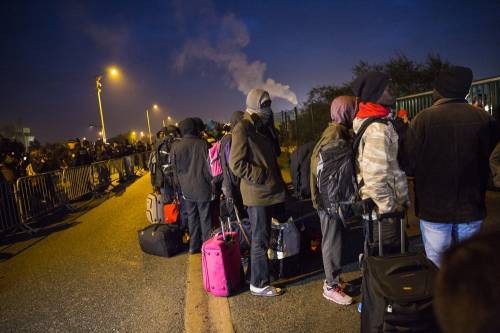 Via gli immigrati da Calais: la Francia sgombera la "giungla"