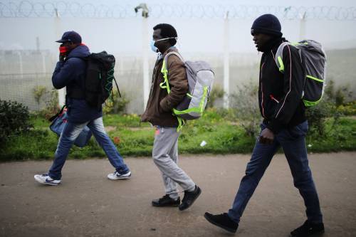 Migranti abbandonano il campo profughi di Calais