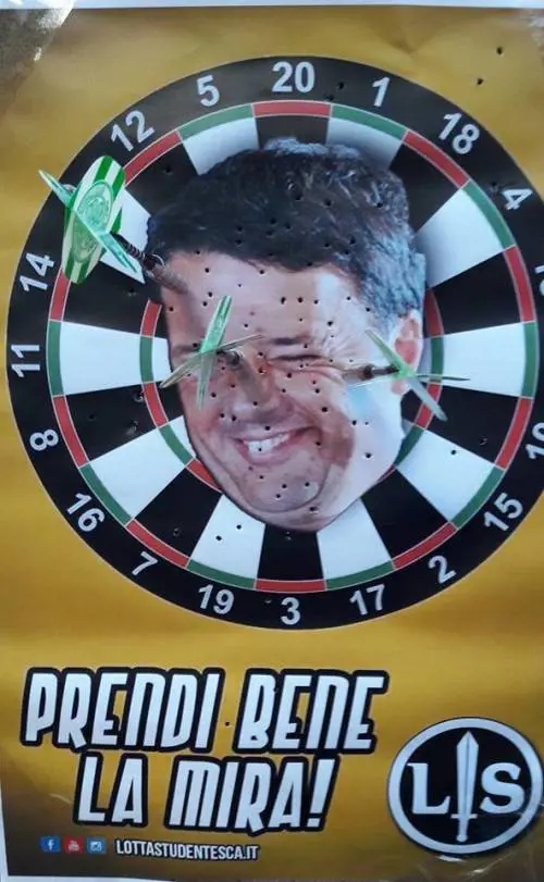 Studenti giocano a freccette usando la faccia di Renzi come bersaglio