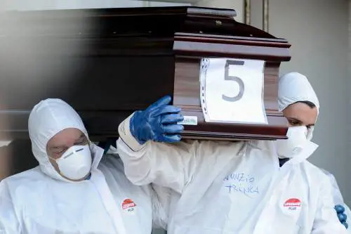 Migranti, le salme portate al porto di Palermo