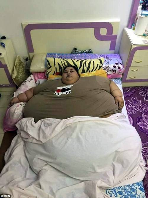 Il dramma della donna più grassa del mondo: chiusa in casa e senza cure