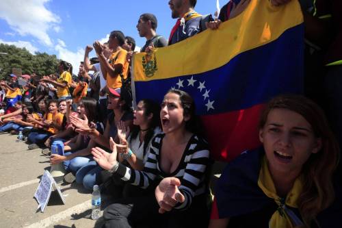 Assalto chavista al Parlamento Venezuela sull'orlo dell'abisso