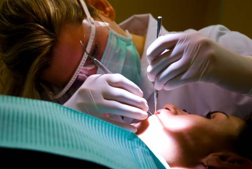 Esplode lo studio dentistico: gravi dottore e assistente, ferita 14enne