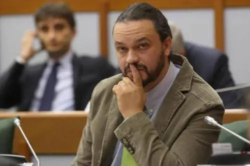 Il sindaco di Ferrara vuole aiutare gli italiani. E i grillini ne chiedono subito le dimissioni