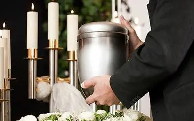 Morto per Covid, ma la famiglia crema il corpo di un altro