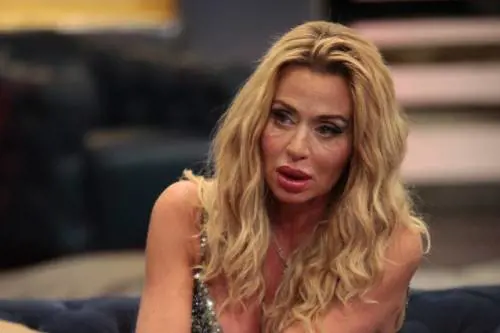 Valeria Marini molestata dall'ex colf. Ora arriva la condanna