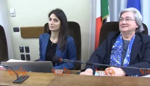"Presidente, le brocche d'acqua". E Bindi ride in faccia alla Raggi