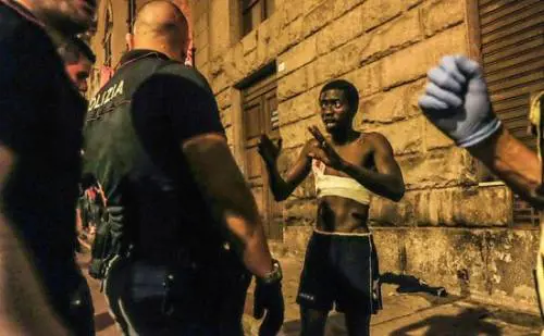 Sardegna, maxi rissa tra un migrante e due cagliaritani