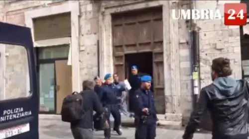 Clandestino sgozzò David Raggi. In aula fa il dito medio agli amici