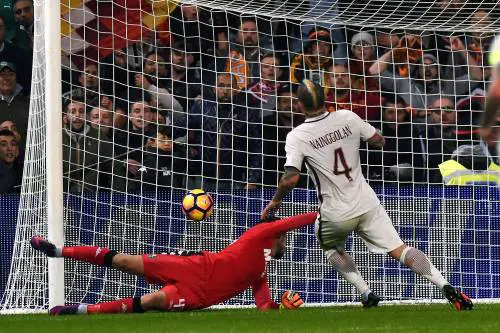 La Roma batte il Sassuolo e resta in scia alla Juve