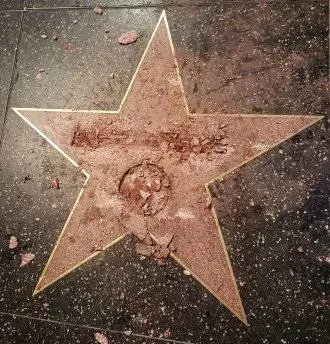 Distrutta la stella di Trump