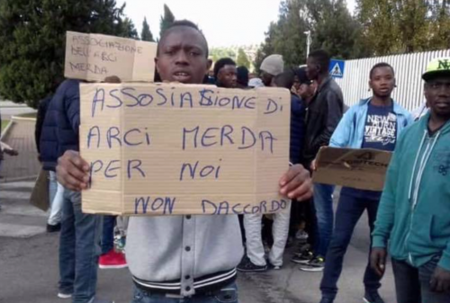 Perugia, migranti contro l'Arci: "Associazione di m..."