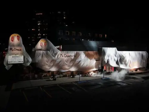 Per far paura ai clienti Burger King si trasveste da Mc Donald's